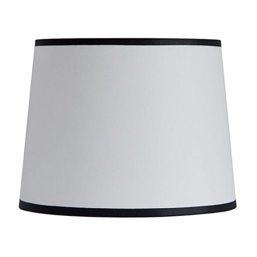 Abażur Chic w kolorze białym z czarnym wykończeniem, o kształcie stożka. Ułożony w pozycji stojącej, widoczny z przodu. Wymiary 20x15x13 cm, idealny do dekoracji lamp. Tło proste, co podkreśla jego detale.