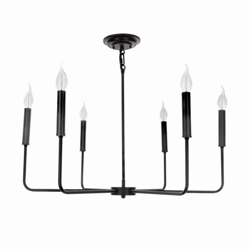 Lampa sufitowa w stylu Modern Farmhouse w kolorze czarnym o średnicy 65 cm. Wizualizacja frontalna, produkt wiszący z sześcioma miejscami na żarówki w kształcie świec. Materiał metalowy z eleganckimi detalami w postaci przezroczystych kloszy.