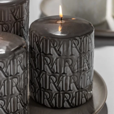 Świeca Szaro-Beżowa RM Monogram Pillar Candle Flax Riviera Maison 3