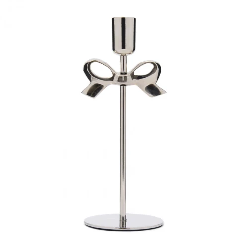 Świecznik Classic Bow S Riviera Maison, metaliczny, w kształcie wstążki na okrągłej podstawie. Uchwyty na świeczki z ozdobnym detalem, błyszcząca powierzchnia podkreśla elegancję produktu.