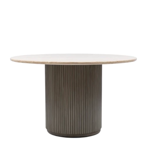 Okrągły stół jadalniany Villanova Riviera Maison o średnicy 130 cm i wysokości 78 cm, z blatem w jasnym odcieniu i teksturze, na cylindrycznej podstawie o rowkowanej strukturze w ciemnym kolorze, widoczny z boku na jednolitym tle.