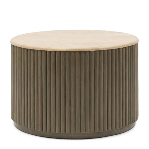 Okrąły stolik kawowy Villanova Riviera Maison o wymiarach 60x40,5 cm. Posiada wysoki cylindryczny korpus z pionowymi żłobieniami w kolorze szaro-beżowym oraz okrągły blat w odcieniu jasnego drewna. Ujęcie frontalne.