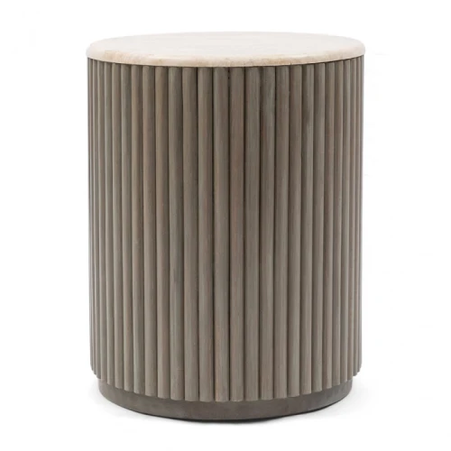 Stolik boczny Villanova Riviera Maison o wymiarach 42x53 cm, z okrągłym, jasnym blatem i cylindryczną podstawą z szarego, fakturowanego materiału w pionowe linie. Produkt stoi na jednolitym tle.