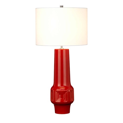 Czerwona lampa stołowa Mussa z ceramiczną, zwężającą się podstawą i białym, okrągłym kloszem, gładka z dekoracyjnymi akcentami na froncie, prosta i stojąca forma.