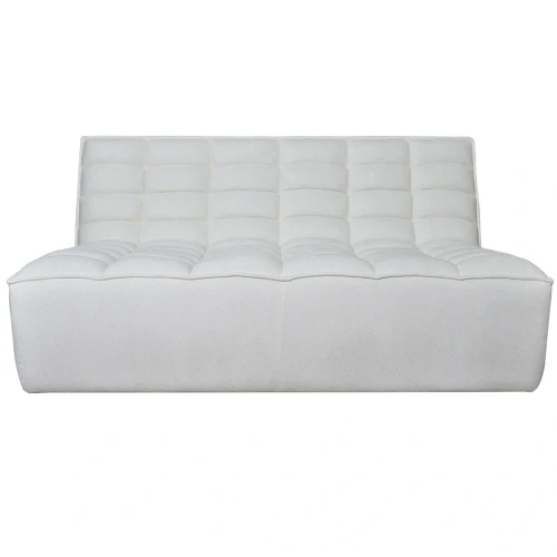 Komfortowa nowoczesna sofa Comfi w białym kolorze, z widocznymi pikowaniami na oparciu i siedzisku. Ujęcie frontalne, sofa leży na prostym tle, bez dodatkowych elementów. Wymiary 160x93x76 cm. Wykonana z miękkiego materiału o teksturze.