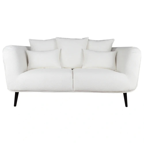 Stylowa sofa Benitta w kolorze białym z 6 poduszkami o prostokątnym kształcie. Ujęcie frontalne, na czarnych nóżkach. Tekstylna, teksturowana powłoka, poduszki z możliwością demontażu. Przydatna w nowoczesnym wnętrzu. Wymiary 170x94x77 cm.