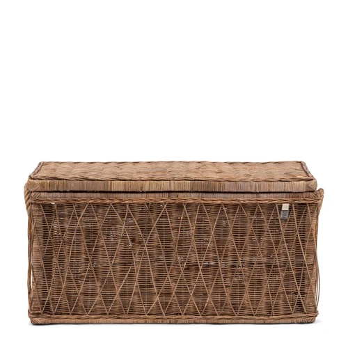 Rattanowy, jasnobrązowy kufer Nusa Dua M Riviera Maison o wymiarach 94x42x45 cm. Prostokątny, zamknięty z teksturowanym wzorem, idealny do przechowywania. Tło białe, jednolite.