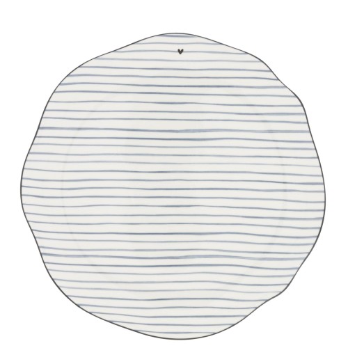 Biały talerz Iris Blue Stripes z Bastion Collection, o organicznym kształcie, z cienkimi niebieskimi paskami i delikatnym logo w kształcie serca, widoczny frontalnie na jednolitym tle.