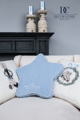 Poduszka Haftowana Dekoracyjna Narty Świąteczne - Różne Kolory Tkanin 5