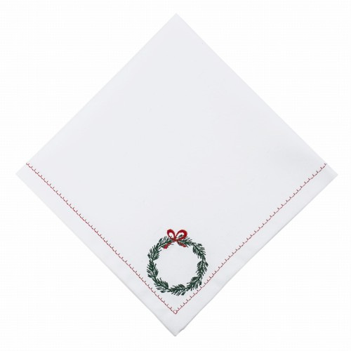 Personalizowana serwetka o wymiarach 40x40 cm, wykonana z białego materiału. W narożniku znajduje się haftowany wieniec bożonarodzeniowy w odcieniach zieleni z czerwoną wstążką. Ułożona w formacie kwadratowym, na tle o jednolitej strukturze.