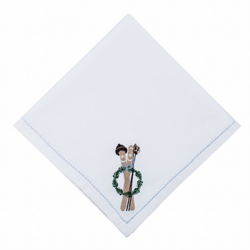 Personalizowana serwetka z haftem przedstawiającym narciarza i choinkę, w białym kolorze, o wymiarach 40x40 cm. Złożona w diamentowy kształt, z niebieskim wykończeniem i subtelnym haftem w centralnej części.