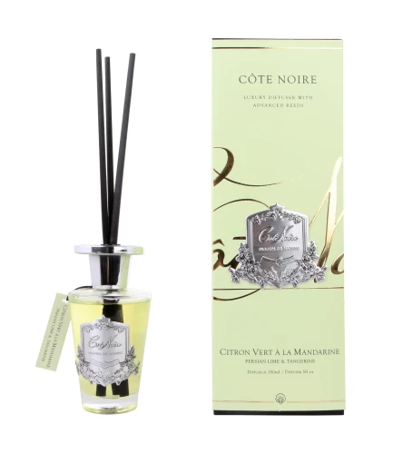 Dyfuzor Cote Noire w okrągłej przezroczystej butelce z metalowym srebrnym wieczkiem. Zestaw zawiera 3 czarne patyczki i etykietę Citron Vert à la Mandarine w zielonym, eleganckim opakowaniu.