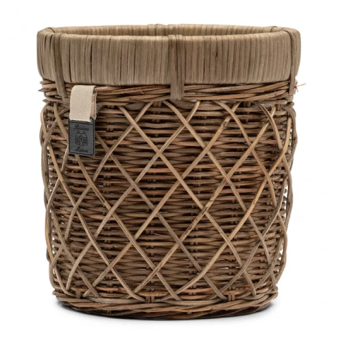 Doniczka osłonka rattanowa RR Diamond Weave Riviera Maison, naturalna, cylindryczna, z dekoracyjnym wzorem, uchwytem i logo producenta, na białym tle podkreślającym fakturę.