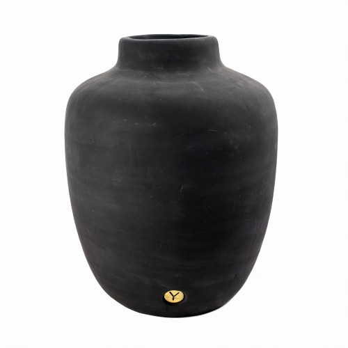 Duży czarny wazon ceramiczny o wysokości 33 cm, w kształcie zaokrąglonym z wąskim otworem. Wazon ma matową, teksturowaną powierzchnię i złote logo na dole. Ujęcie frontalne, produkt stoi na białym tle, co podkreśla jego formę.