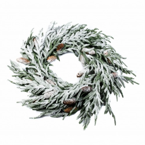Wianek świąteczny z szyszkami, o średnicy 60 cm, wykonany z zielonych gałązek pokrytych białym śniegiem. Szyszki w naturalnych odcieniach brązu wplecione w dekorację. Produkt widoczny na białym tle, przedstawiony z boku, w formie okrągłej.