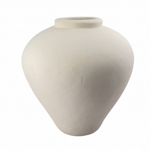 Kremowy wazon o wysokości 41 cm, w kształcie cylindrycznym z lekko zaokrąglonymi krawędziami i matową fakturą. Stoi stabilnie na płaskiej powierzchni, z szerokim otworem na górze. Tło neutralne, podkreślające jego prosty design.