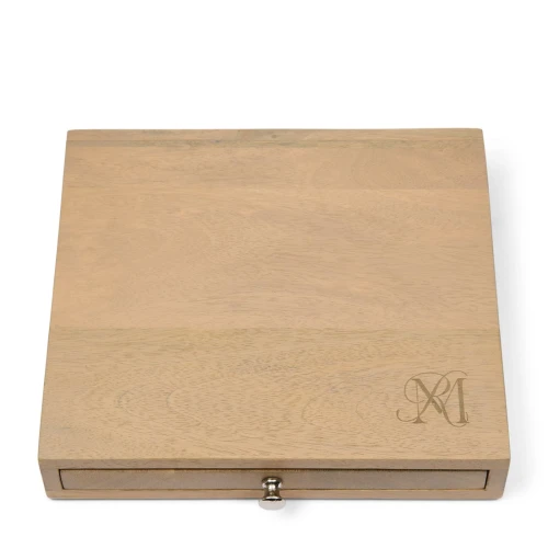 Zestaw noży do sera RM Cheese Board Set Riviera Maison w drewnianym opakowaniu. Minimalistyczny design, naturalne drewno, srebrne uchwyty, dekoracyjny napis. Idealne do przechowywania noży serowych.