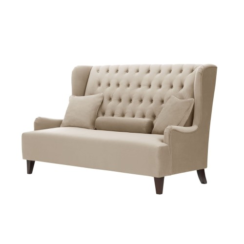 2,5 osobowa sofa Chesterfield w odcieniu beżowym z wysokim oparciem. Tkanina z guzikami na plecach i dwoma poduszkami. Solidne, ciemne nogi. Ujęcie frontalne, sofka rozłożona na prostym, białym tle. Wymiary: 180x99x112 cm.