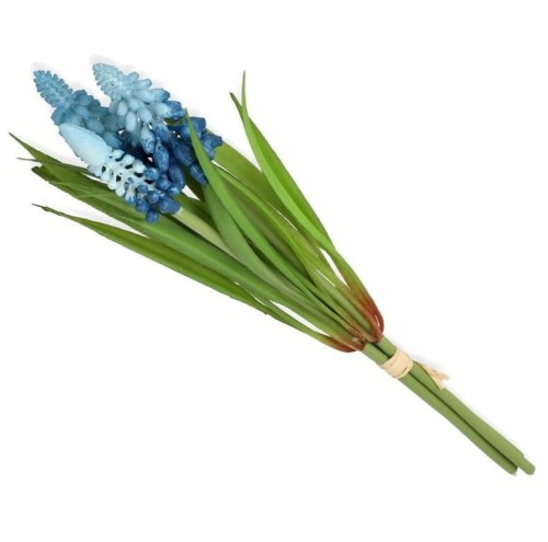 Wiązka szafirków niebieskich z zielonymi liśćmi, wysokość 27 cm. Kwiaty w odcieniach błękitu i granatu, stylizowane na naturalne. Ułożona w pozycji stojącej, przywiązana jasnym sznurkiem, bez tła. Idealna do dekoracji wnętrz.