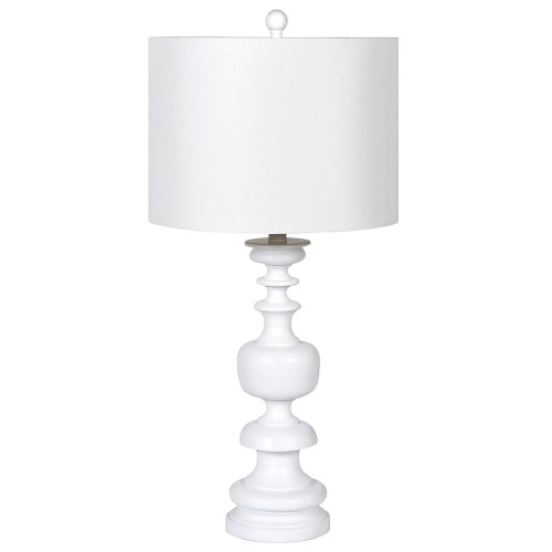 Lampa stołowa Turned o wysokości 74 cm, z białą, matową podstawą w formie dekoracyjnych elementów oraz okrągłym abażurem z tkaniny. Ujęcie frontalne, stojąca na jednolitym tle, ukazuje elegancki design. Bez widocznych napisów i logo.