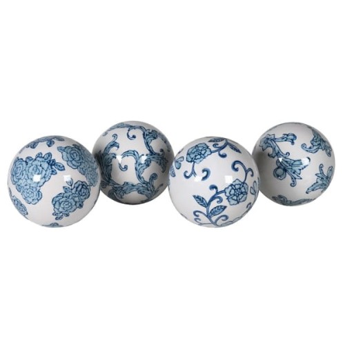 Zestaw 4 porcelanowych kul dekoracyjnych w kolorze białym z niebieskimi wzorami kwiatowymi w stylu Delft. Kule stoją w linii, z różnymi detalami na każdej z nich. Powierzchnia jest gładka i połyskująca. Nie posiada widocznych napisów ani logo.