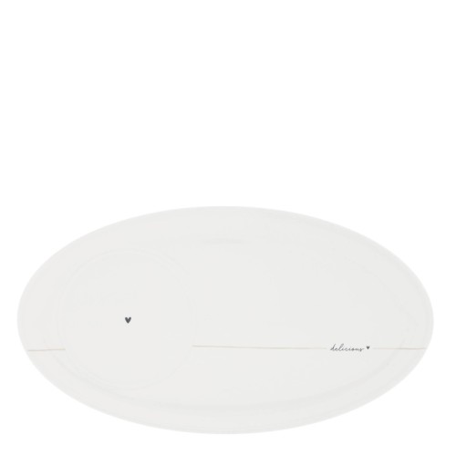 Biały owalny talerz z miejscem na filiżankę i ciastko, minimalistycznym napisem delicious z serduszkiem, na jednolitym tle, o gładkiej powierzchni i eleganckim wyglądzie.