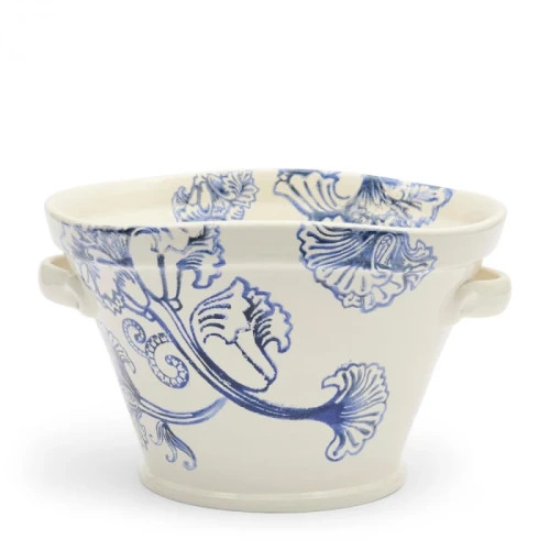 Biało-niebieski cooler w formie misy z dekoracyjnym wzorem roślinnym. Produkt ceramiczny o kształcie stożkowatym, z widocznymi uchwytami po obu stronach. Ujęcie frontalne, na białym tle. Wymiary i detale wzoru nieokreślone.