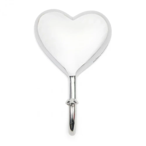 Srebrny wieszak Classic Heart Riviera Maison w kształcie serca, wykonany z lustrousnego metalu. Ujęcie frontalne, produkt wiszący. Bardzo błyszcząca powierzchnia daje efekt elegancji, idealny do dekoracji wnętrz.