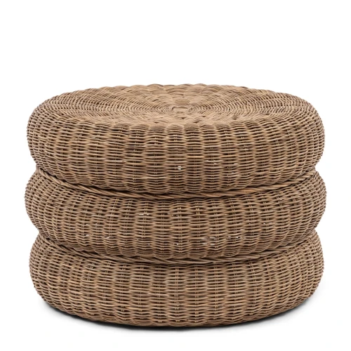 Puf Rustic Rattan Macaron w jasnobrązowym kolorze, wykonany z plecionego rattanu, o okrągłym kształcie, ułożony w stos. Widoczna faktura materiału, bez dodatkowych zdobień. Produkt prezentowany na białym tle.