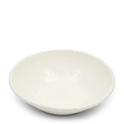 Biała miska Elegant Twist L Riviera Maison z okrągłym kształtem i wytłoczonym wzorem warkocza na krawędzi. Ujęcie frontalne pokazujące wnętrze, idealna do serwowania potraw, na jednolitym tle z eleganckim designem.
