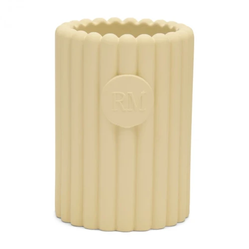 Pojemnik na szczoteczki w odcieniu jasnego beżu, wykonany z matowego tworzywa. Ma cylindryczny kształt z wypukłymi żłobieniami. Na boku znajduje się logo RM. Produkt ustawiony w pozycji pionowej, na białym tle.