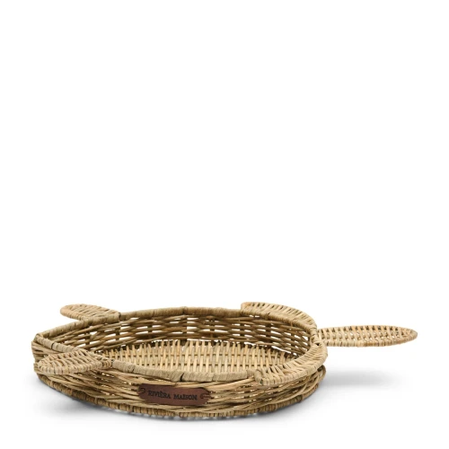 Rattanowa tacka do serwowania w kształcie żółwia, wykonana z plecionego rattanu w odcieniu naturalnym. Tacka z dwoma uchwytami po bokach, widoczne logo RIVIERA MAISON. Ułożona poziomo na białym tle.