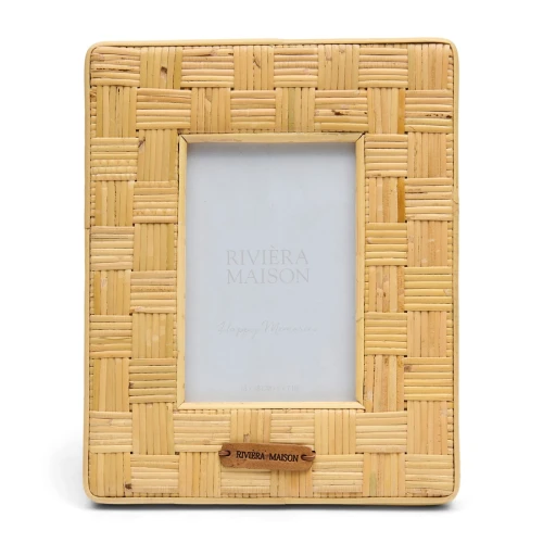 Ramka na zdjęcia RR Alesso 13x18 cm od Riviera Maison z plecionym jasnym wykończeniem rattanowym, prostokątna, z napisem Happy Memories i logo marki na białym tle.