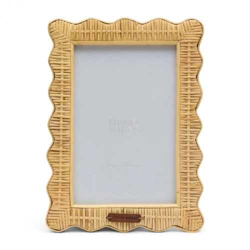 Ramka na zdjęcia RR Wavy 20x30 cm w kolorze naturalnym z wikliny, o falistej krawędzi. Wyposażona w logo Riviera Maison, frontalnie prezentowana na białym tle. Wizualizuje efektowną teksturę wikliny, idealna do wnętrz w stylu boho.