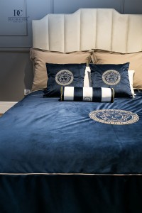 Personalizowana Narzuta Premium z Haftem - dowolny kolor
