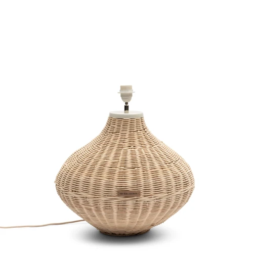 Rattanowa podstawa lampy w kształcie owalnym, wysokość 48 cm, naturalny kolor, teksturowana powierzchnia. Ujęcie frontalne, produkt stoi na białym tle. Widoczny gwint na żarówkę oraz logo Riviera Maison na dolnej części podstawy.