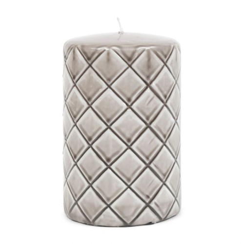 Szaro-beżowa świeca typu pillar od Riviera Maison o wysokości 15 cm, wykonana z wosku. Posiada dekoracyjny, teksturowany wzór w romby. Ujęcie frontalne, świeca umieszczona w pozycji stojącej na jasnym tle.