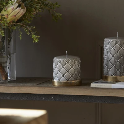 Świeca Szaro-Beżowa RM Monogram Pillar Candle Riviera Maison Wys. 10cm 7