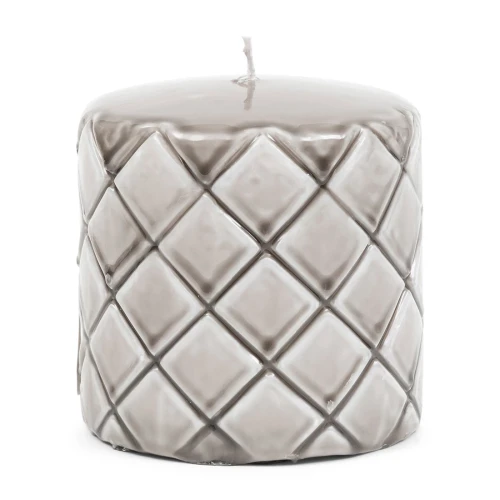 Szaro-beżowa świeca pilastrowa RM Monogram o wysokości 10 cm, z dekoracyjnym, wypukłym wzorem w formie rombów. Produkt stoi na płaskiej powierzchni, na jednolitym tle. Wierzch świecy z widocznym knotem.