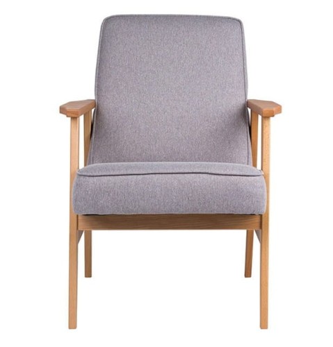 Fotel tapicerowany w stylu retro PRL, w miękkiej szarej tkaninie z drewnianymi podłokietnikami i nogami. Ujęcie frontalne, wygodny kształt siedziska z widocznym poduszkowym wypełnieniem. Produkt na jednolitym tle, idealny do aranżacji wnętrz.