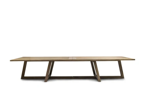 Stół Bali XXL Riviera Maison o wymiarach 400x100x78 cm w naturalnym drewnie, stojący na ukośnych nogach. Prosty design, matowa powierzchnia, idealny do użytku zewnętrznego lub wewnętrznego, na jednolitym tle.