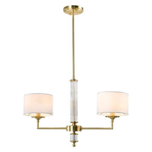 Klasyczna lampa wisząca Sutton w kolorze mosiądzu, z dwoma białymi abażurami. Wysoka na 72 cm, szeroka na 47 cm, zawieszona na długim, prostym ramieniu. W centralnej części szklana, teksturowana kolumna. Ujęcie frontalne, na jednolitym tle.