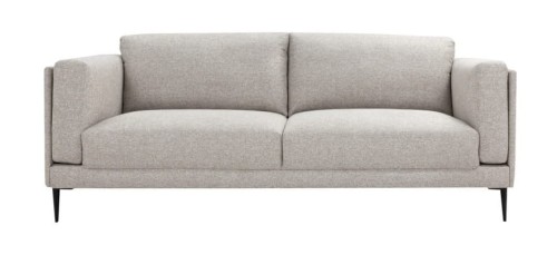 Elegancka sofa 2,5 osobowa w jasnoszarym kolorze, tapicerowana gładkim materiałem, z prostymi, geometrycznymi liniami. Sofa ma dwa oparcia i szerokie podłokietniki. Stoi na czarnych, metalowych nóżkach. Widok frontalny.