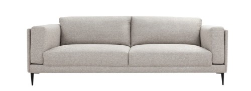 Jasnoszara sofa trzyosobowa Castello, tapicerowana miękkim materiałem, z zaokrąglonymi podłokietnikami i czarnymi metalowymi nóżkami, prezentowana z przodu na całej powierzchni siedziska.