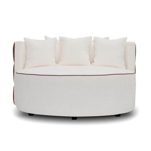 Półokrągła sofa Massimo w kolorze kremowym z jasnymi poduszkami. Produkt o wymiarach 132x132x69 cm, pokazany frontalnie, z widocznymi detalami w postaci brązowego wykończenia. Sofa stoi na czarnych nóżkach, co podkreśla jej stabilność.