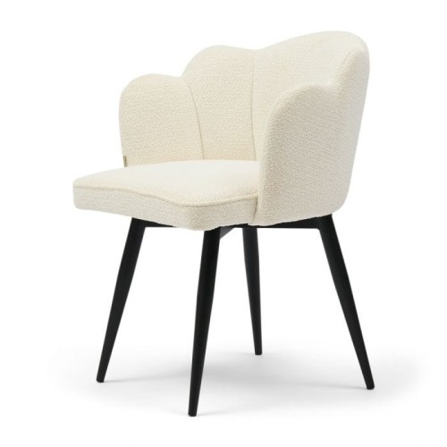 Krzesło do jadalni Carnaby Ivory White ma kształt oparcia w stylu organicznym, pokryte jasnym, teksturowanym materiałem. Posiada czarne, smukłe nogi. Widok z boku, ukazujący jego elegancki kształt i detal obicia.