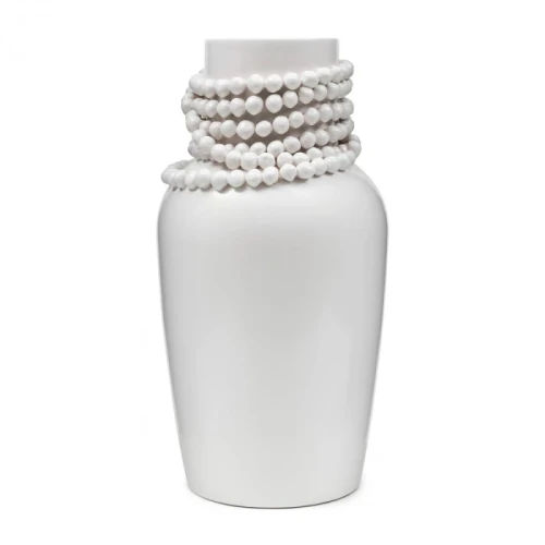 Wazon Precious Pearl L Riviera Maison o wysokości 51 cm, o zaokrąglonym kształcie, wykonany z białego ceramiki. Na szyi wazonu znajdują się ozdobne koralikowe naszyjniki w odcieniach perłowych. Produkt stojący, na jednolitym tle.