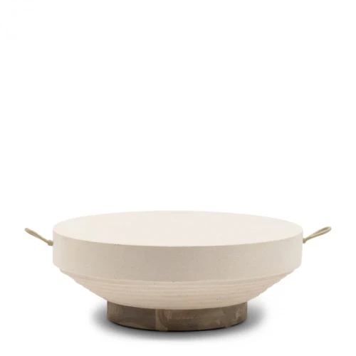 Okrągły stolik ogrodowy Jimbaran Riviera Maison, 80 cm średnicy, 31 cm wysokości, jasnobeżowy, drewniany z naturalnym słojem, z metalowymi uchwytami, widok frontalny na jednolitym tle.