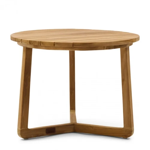 Stolik kawowy Lovina Riviera Maison o średnicy 60 cm i wysokości 46 cm, wykonany z drewna w kolorze naturalnym. Okrągły blat z ryflowaniem, stabilne drewniane nogi w kształcie litery A, dostosowany do wnętrz nowoczesnych. Na białym tle.