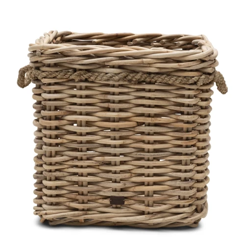 Rattanowa osłonka Fiuggo Riviera Maison w naturalnym odcieniu, o wymiarach 64x64x64 cm. Stojąca, z wyraźnym splotem rattanowym, wykończona ręcznie plecionymi uchwytami. Produkt bez widocznych napisów lub dekoracji, na jednolitym tle.
